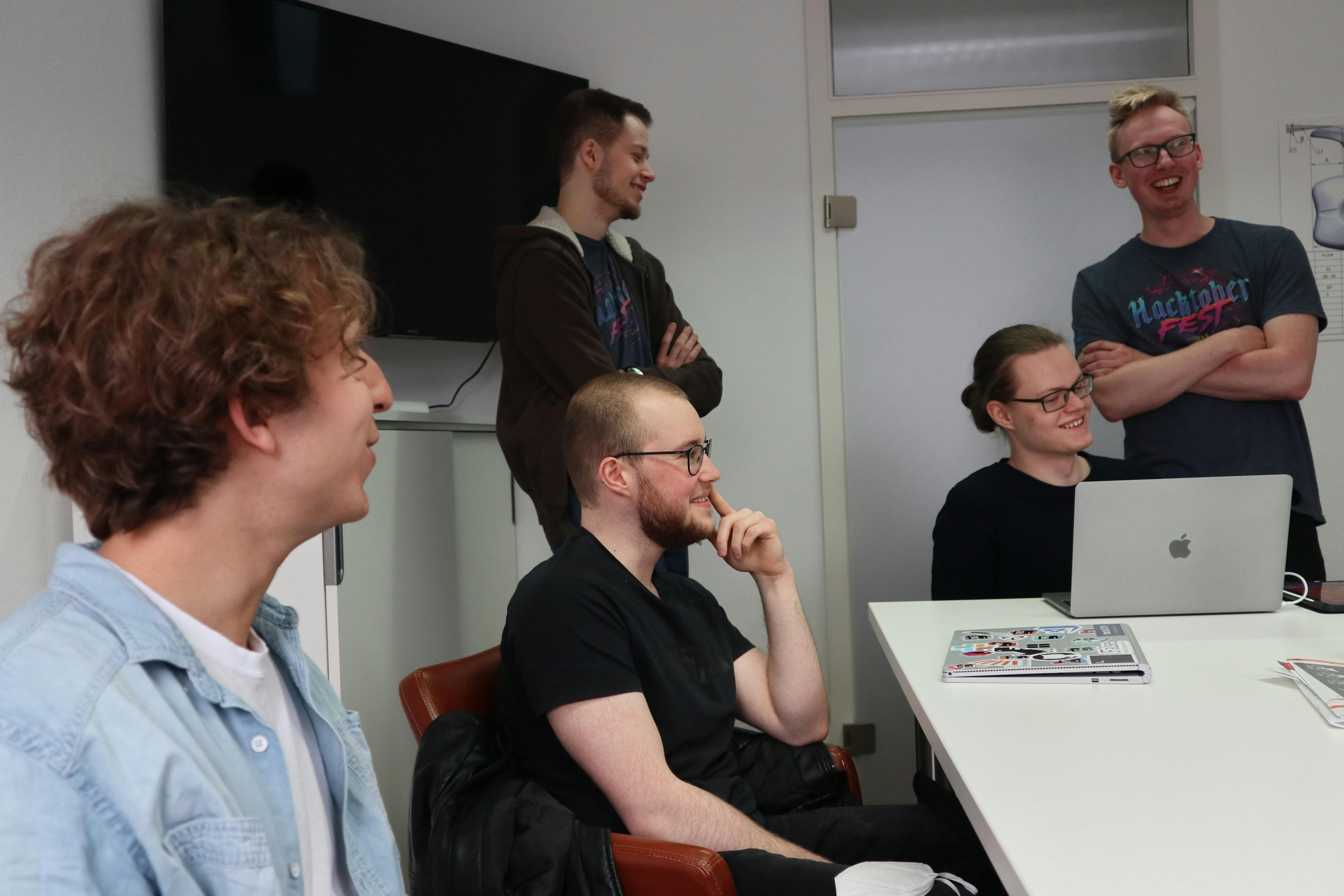 SelectCode Team beim Arbeiten im Meeting Raum